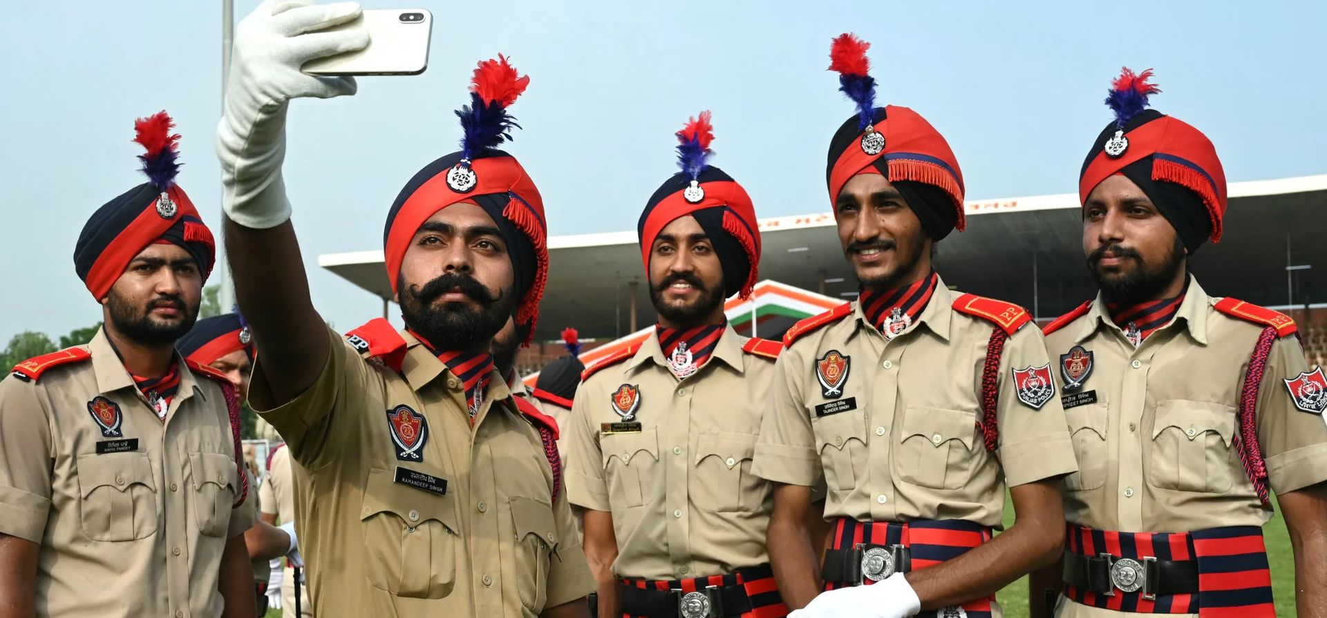 Agentes de policía se toman una selfie antes de un ensayo del desfile para las celebraciones de la independencia de la India, Amritsar, India. Fotografía: Narinder Nanu/AFP/Getty Images Agentes de policía se toman una selfie antes de un ensayo del desfile para las celebraciones de la independencia de la India, Amritsar, India. Fotografía: Narinder Nanu/AFP/Getty Images