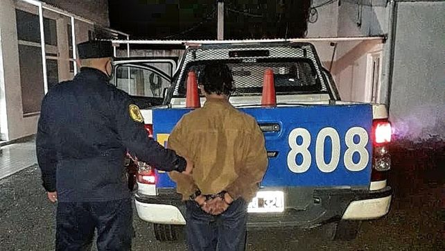 El hombre fue igual hasta la casa y se puso violento; se lo llevó la Policía.