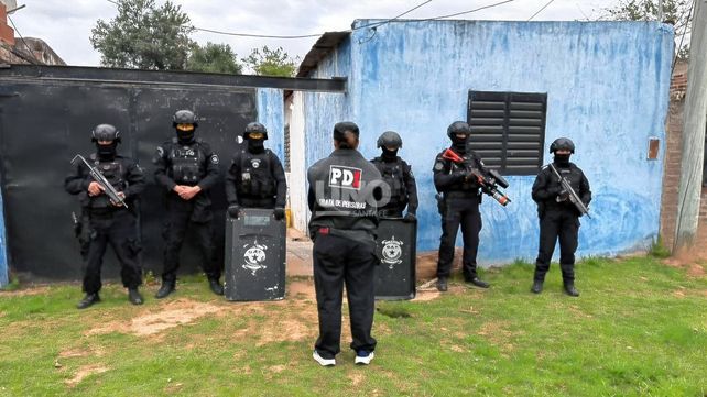 Allanamiento en Santa Fe. Incautaron 14 dispositivos electrónicos por posible tenencia de material de abuso sexual infantil.