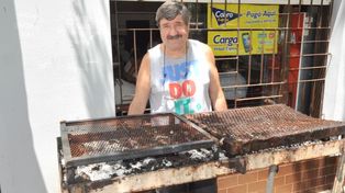 Motochorros se llevaron un costillar listo para asar en plena calle
