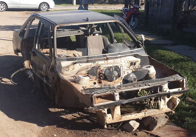 Eol auto quemado en barrio El Abasto.
