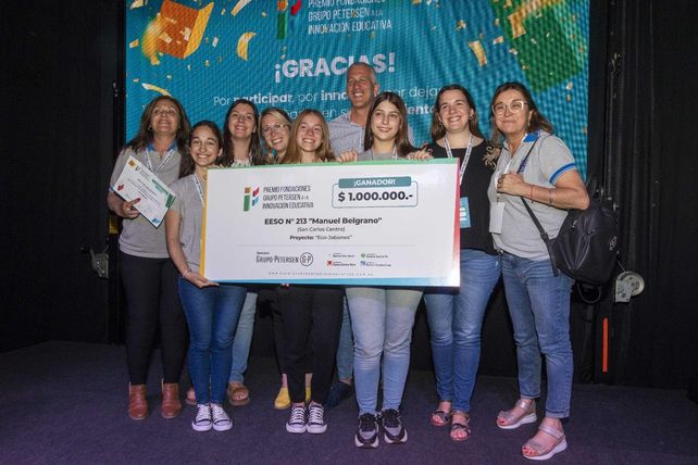 Grupo de estudiantes y profesores recibiendo el premio.