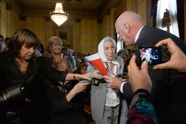El gobierno de Santa Fe entregó hoy a familiares y víctimas del terrorismo de Estado más de 300 legajos con información de inteligencia de la dictadura militar. (Foto: S. Salinas)