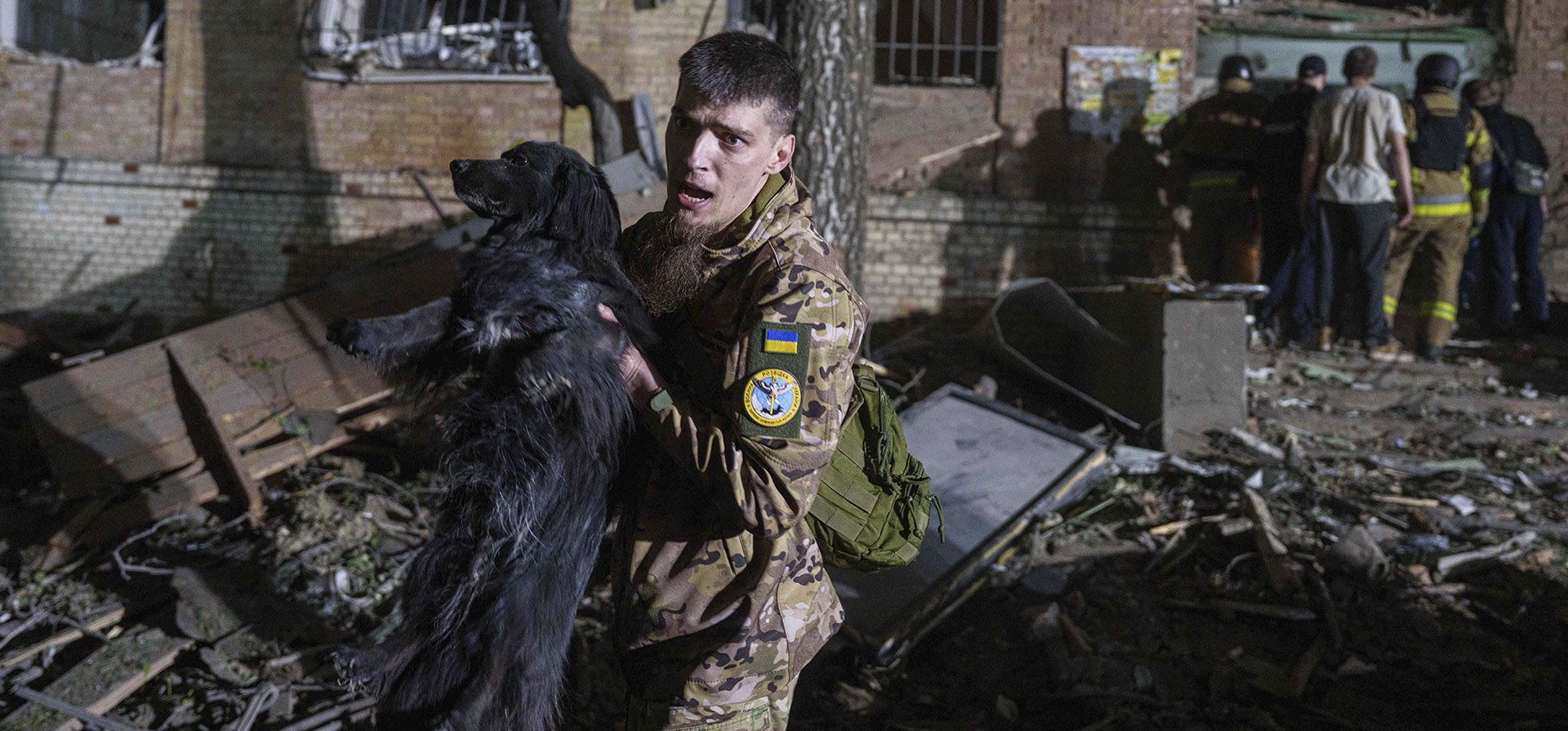 Un militar ucraniano saca a un perro de una casa dañada por un ataque aéreo ruso en un barrio residencial de Kiev, Ucrania, el jueves 24 de abril de 2025. (Foto AP/Evgeniy Maloletka) Un militar ucraniano saca a un perro de una casa dañada por un ataque aéreo ruso en un barrio residencial de Kiev, Ucrania, el jueves 24 de abril de 2025. (Foto AP/Evgeniy Maloletka)