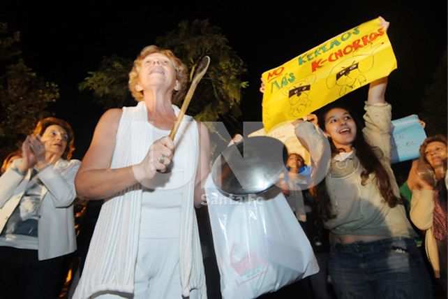 En Santa Fe una multitud llevó sus reclamos a la Plaza de Mayo