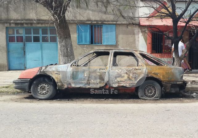 Uno de los autos quemados en la madrugada del sábado en Santa Fe.