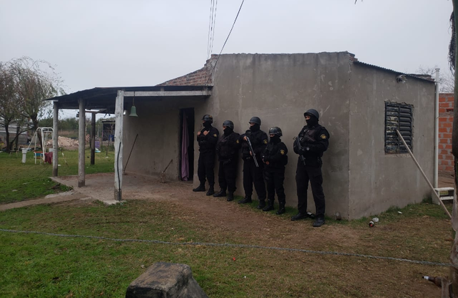 Armas, balas, drogas, 10 detenidos en allanamientos simultáneos