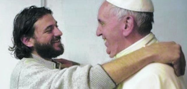 abrazo. El dirigente social Juan Grabois es uno de los amigos del Papa.