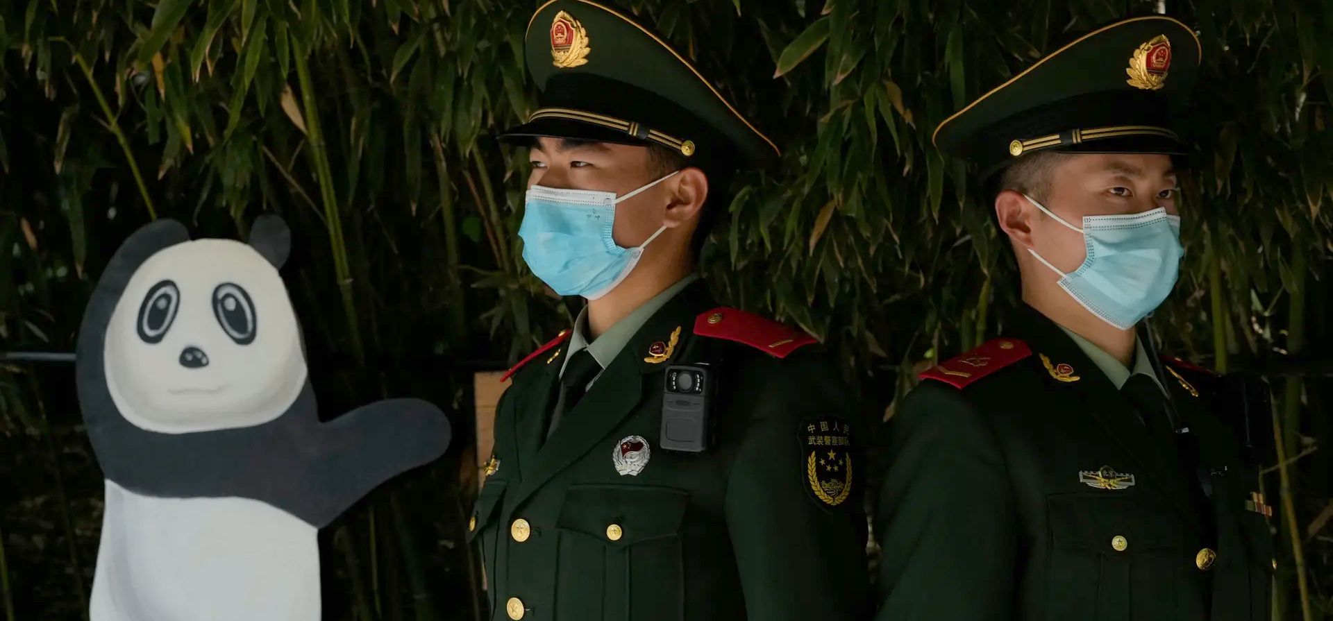 Pekín, China. La policía vigila una entrada a la casa del panda en el zoológico de Beijing el último día de las vacaciones del Primero de Mayo. Fotografía: Ng Han Guan/AP