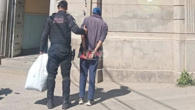 El hombre detenido en el hospital Cullen tras intentar robar un kiosco El hombre detenido en el hospital Cullen tras intentar robar un kiosco