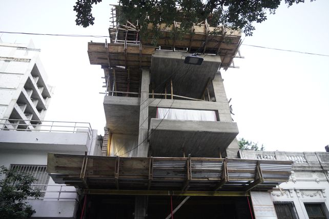 La fiesta clandestina Vip fue organizada el sábado a la noche para 220 invitados en este coqueto edificio de Balcarce 129