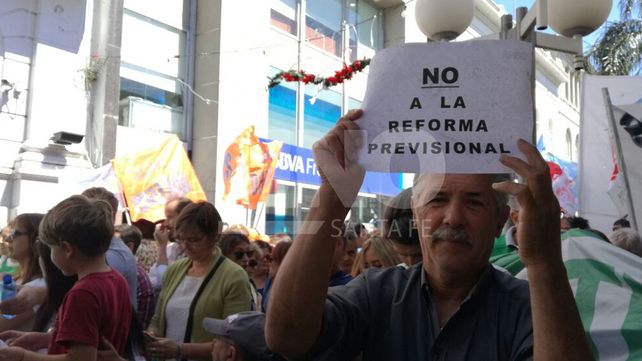 En Santa Fe también hubo movilizaciones y un acto en contra de la reforma previsional