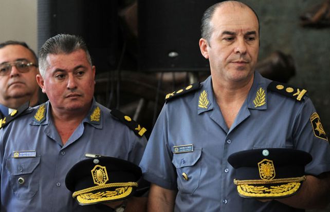 Grau (a la derecha) fue designado ayer como nuevo jefe de la policía provincial.