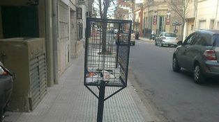Un cesto de basura mal ubicado