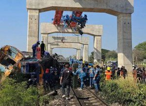 Tailandia: una grúa cayó sobre un tren y dejó al menos 30 muertos