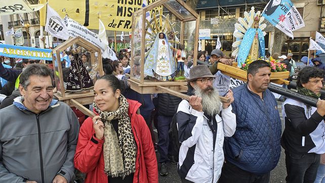 Movimientos sociales marcharon hacia la Avenida 9 de Julio desde San Cayetano por Pan