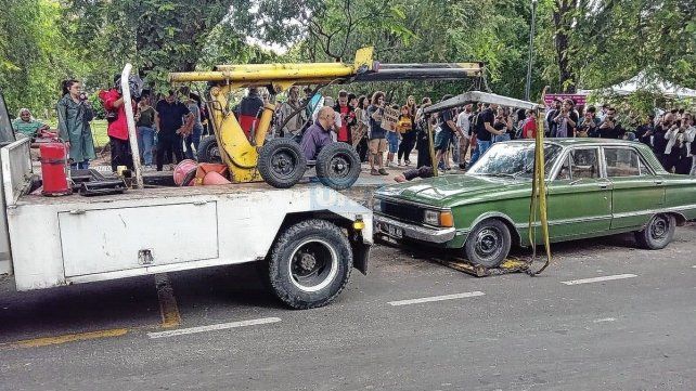 Un llamativo Falcon verde apareció en la plaza Sáenz Peña y fue removido por personal de tránsito.