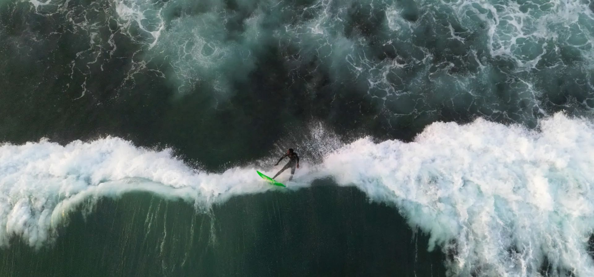 Un surfista disfruta de las olas del Océano Atlántico. En Senegal, que tiene 450 millas (724 km) de costa, las escuelas de surf con playas grandes y pequeñas a lo largo de la costa están inundadas de entusiastas del surf, Dakar, Senegal. Fotografía: Anadolu/Getty Images Un surfista disfruta de las olas del Océano Atlántico. En Senegal, que tiene 450 millas (724 km) de costa, las escuelas de surf con playas grandes y pequeñas a lo largo de la costa están inundadas de entusiastas del surf, Dakar, Senegal. Fotografía: Anadolu/Getty Images