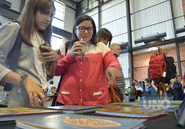 Interesadas. Las jóvenes se entusiasmaron con las agendas.  Foto UNO/Mateo Oviedo