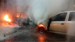 Autos incendiados en barrio Martin. Fue este lunes a la madrugada en 3 de Febrero al 300.