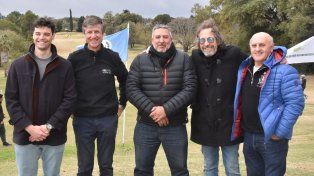 Los dirigentes en el golf del CAE.