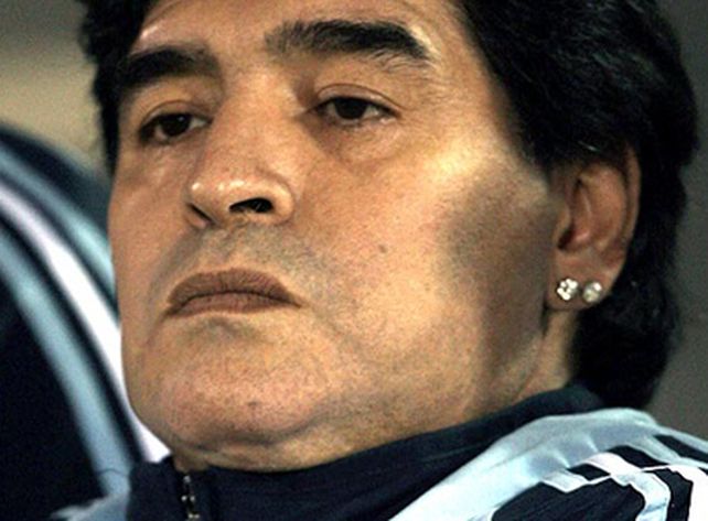 Subastan en 25 mil euros los aros que le embargaron a Maradona en Italia