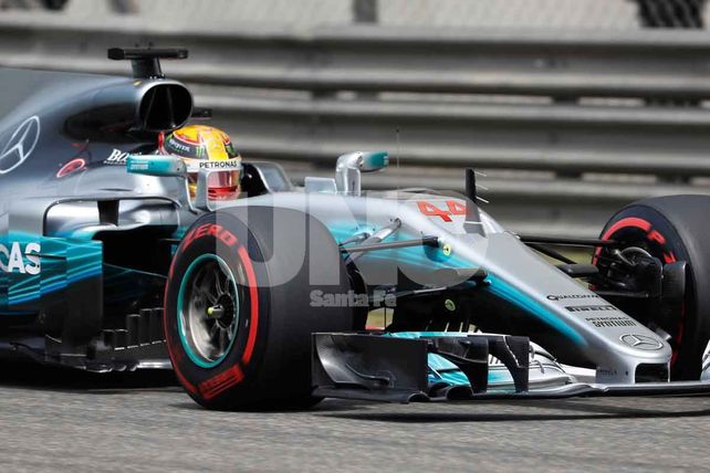 Voló en Shangai. El tricampeón mundial larga primero este domingo con su Mercedes.