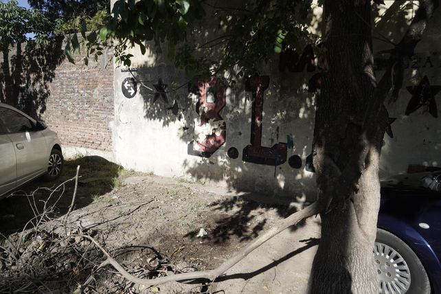 Facundo Aguirre, asesinado en febrero en Las Flores, intentó guarecerse de las balas detrás de un árbol