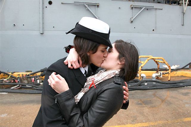 Beso lésbico en la Marina