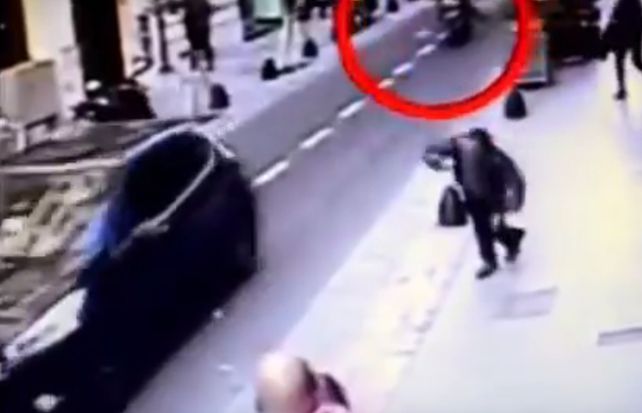 Una captura del video donde se ve el accionar de los motochorros y el cerrajero que cae muerto por un balazo.