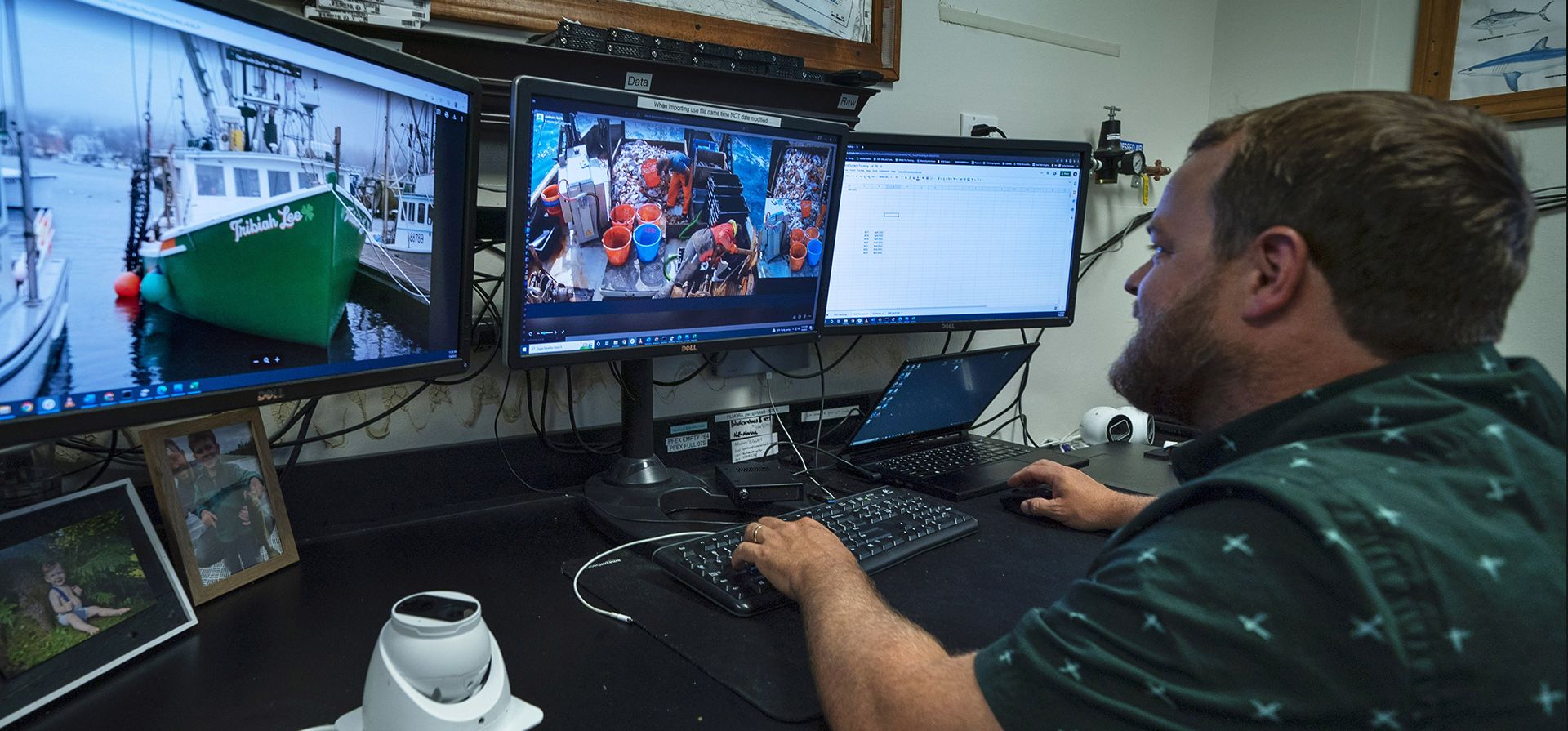 Mark Hager revisa las imágenes de video tomadas con una cámara en un barco de pesca de Nueva Inglaterra en su oficina en Portland, Maine, el miércoles 7 de diciembre de 2022. La compañía de Hager, de New England Maritime Monitoring, usa cámaras montadas en barcos de pesca para proporcionar imágenes que pueden se utilizará para ayudar a las embarcaciones comerciales a cumplir con los nuevos mandatos federales destinados a proteger las poblaciones de peces en disminución. (Foto AP/Robert F. Bukaty)