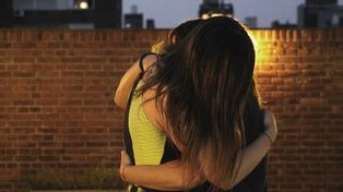 Karen llegó desde Israel el domingo pasado. En la foto, abrazada a su mamá, después de su largo viaje.