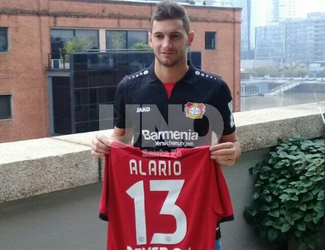 Lucas Alario ya posó con la camiseta de Bayer Leverkusen