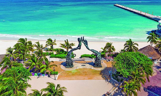 Playa del Carmen pertence al estado de Quintana Roo y es famosa por sus playas bordeadas de palmeras y los arrecifes de coral.
