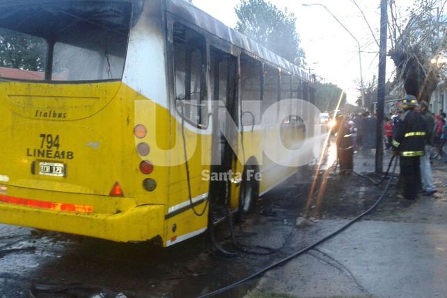 Un colectivo de la Línea 18 ardió en llamas en pleno barrio Santa Rosa de Lima.