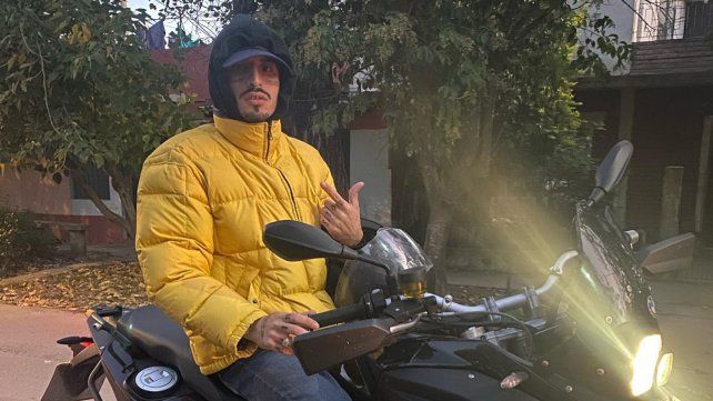 Un grupo de fanáticos prendió fuego una motocicleta para homenajear al cantante de Cumbia 420