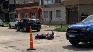 Accidente y bronca en Los Hornos: piden medidas urgentes en la esquina de la muerte.