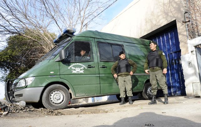 Agosto de 2012. En ese mes Gendarmería allanó un galpón de Gálvez al 6100 donde desguazaban autos robados. (Gustavo de los Rios / LaCapital)