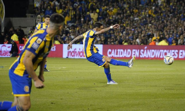 Golazo. Angelito Di María imacta de zurda desde 30 metros y convierte de tiro libre en el clásico.