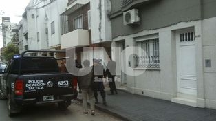 En un intenso operativo persiguieron a un ladrón que se escapó por los techos en pleno centro