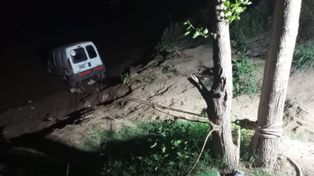 El utilitario cayó al río y atropelló al nene que se encontraba acampando con su familia