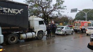 Demoras en el tránsito por un choque entre un auto y un camión en Alem y Calchines