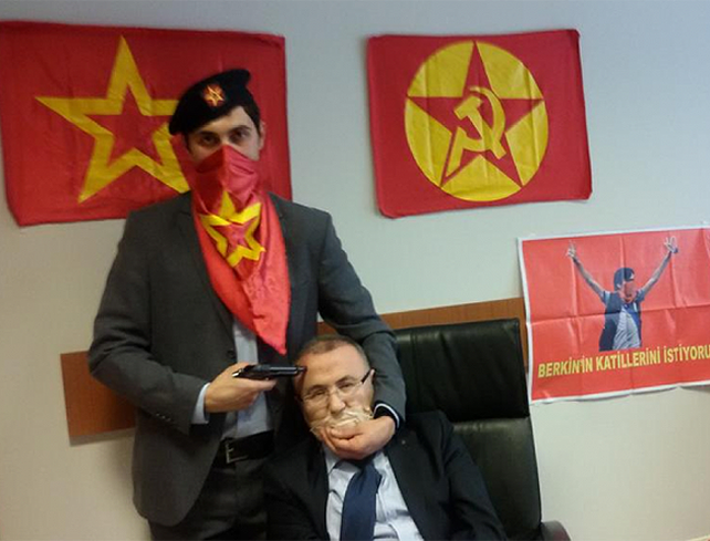 La imagen de Mehmet Selim Kiraz secuestrado por un grupo de ultraizquierda se ha viralizado.