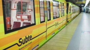 Un gremialista insulta a una conductora de subte que no quiere sumarse a la medida de fuerza