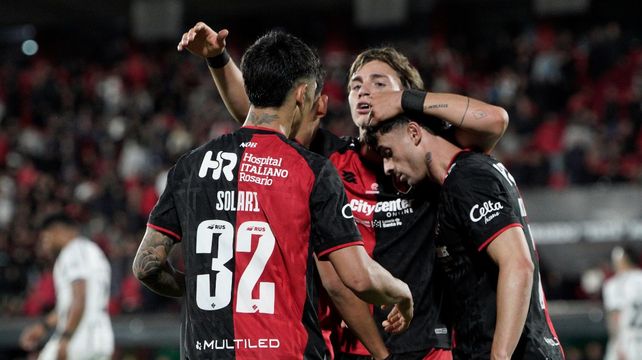Gómez Mattar ya convirtió ante Central Córdoba (SE) y lo festeja junto a Solari y Mazzantti. Newells tiene una chance inmejorable de cara a la clasificación.