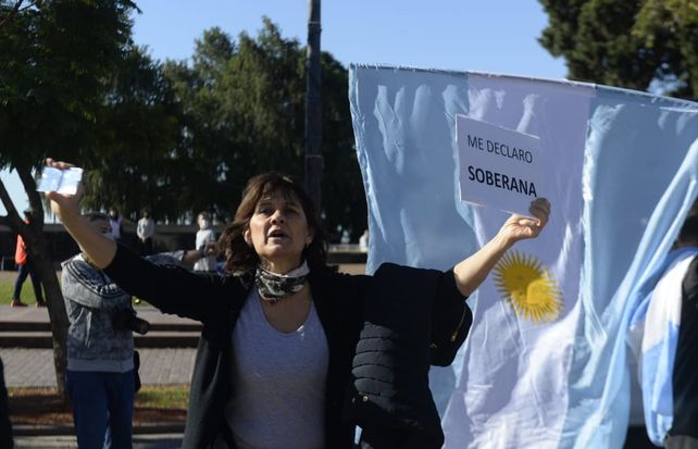 Una de las manifestantes frente al Monumento.