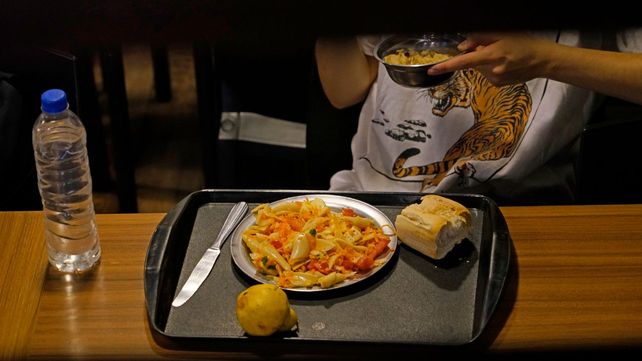 Salario que no alcanza. El informe concluye que la alimentación durante la jornada laboral constituye un “nudo crítico” que conecta economía