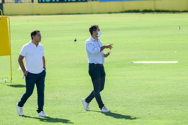 El director deportivo canalla Gordillo y el presidente Di Pollina esperan sumar más refuerzos.