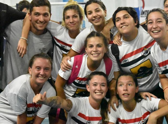 Argentino Sirio - 1ª División - Futsal: La integrante del seleccionado rosarino Agustina Palmisano (abajo a&nbsp;la izquierda)