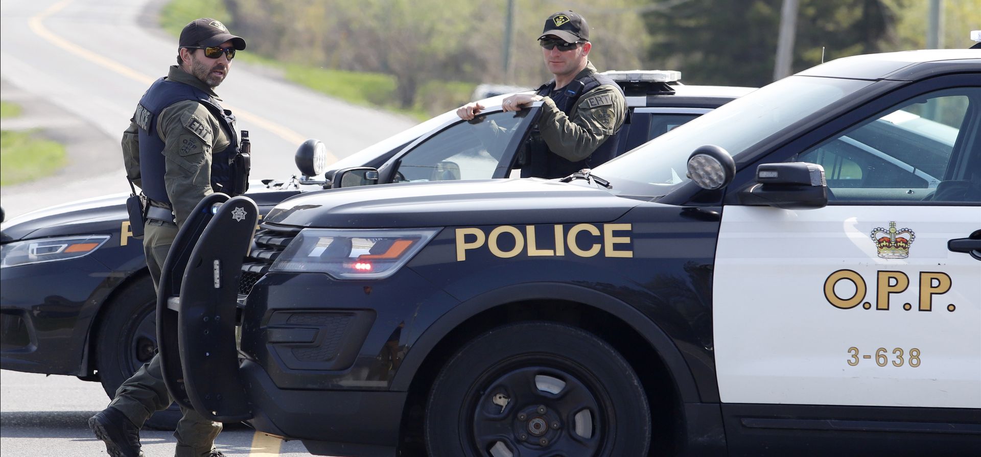 Oficiales de la OPP se paran cerca de la escena de un tiroteo en el que murió un oficial de la Policía Provincial de Ontario y otros dos resultaron heridos en la ciudad de Bourget, Ontario. el jueves, 11 de mayo de 2023. (Patrick Doyle /The Canadian Press vía AP)